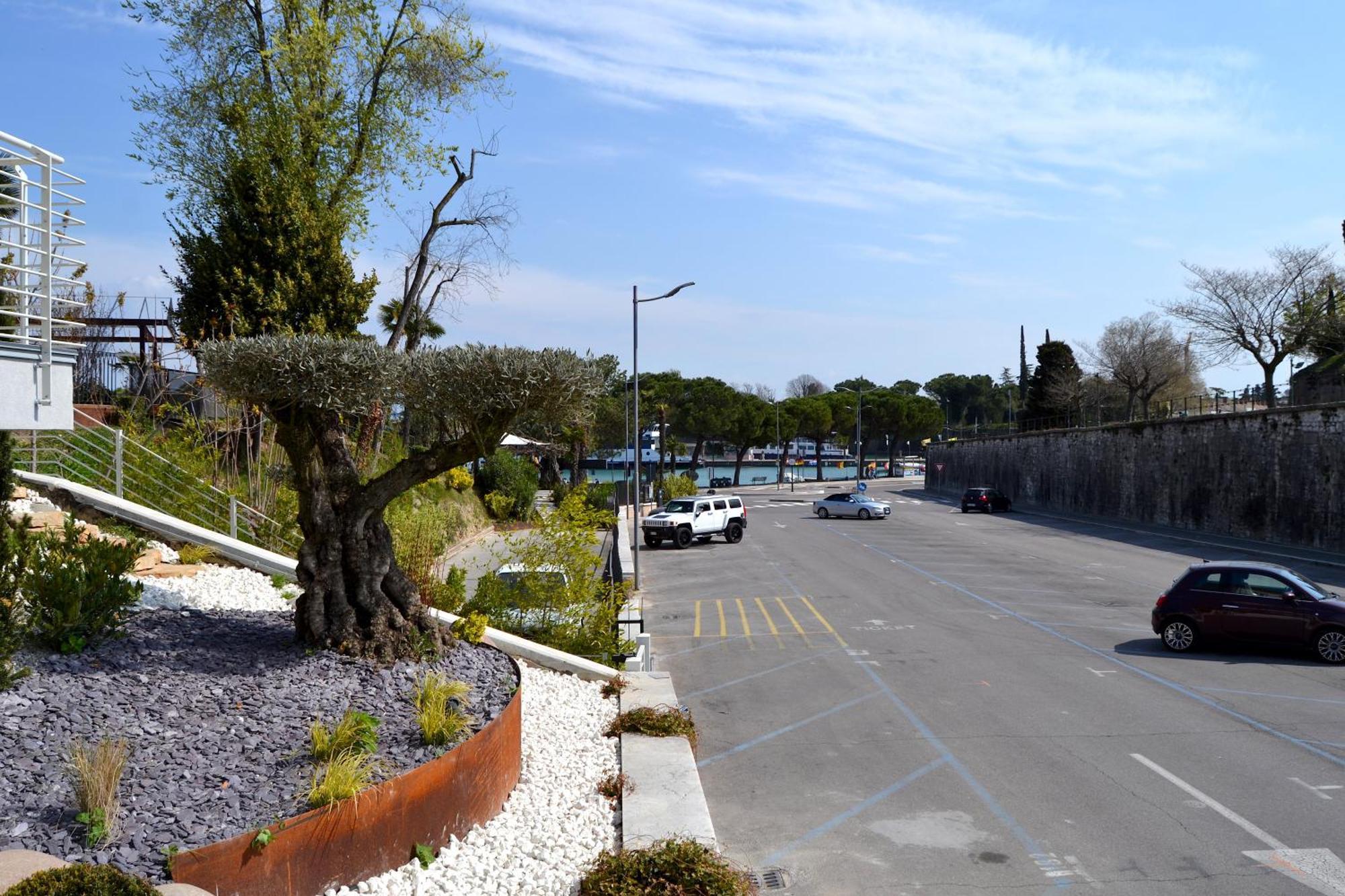 Aura Mura Peschiera del Garda Bagian luar foto