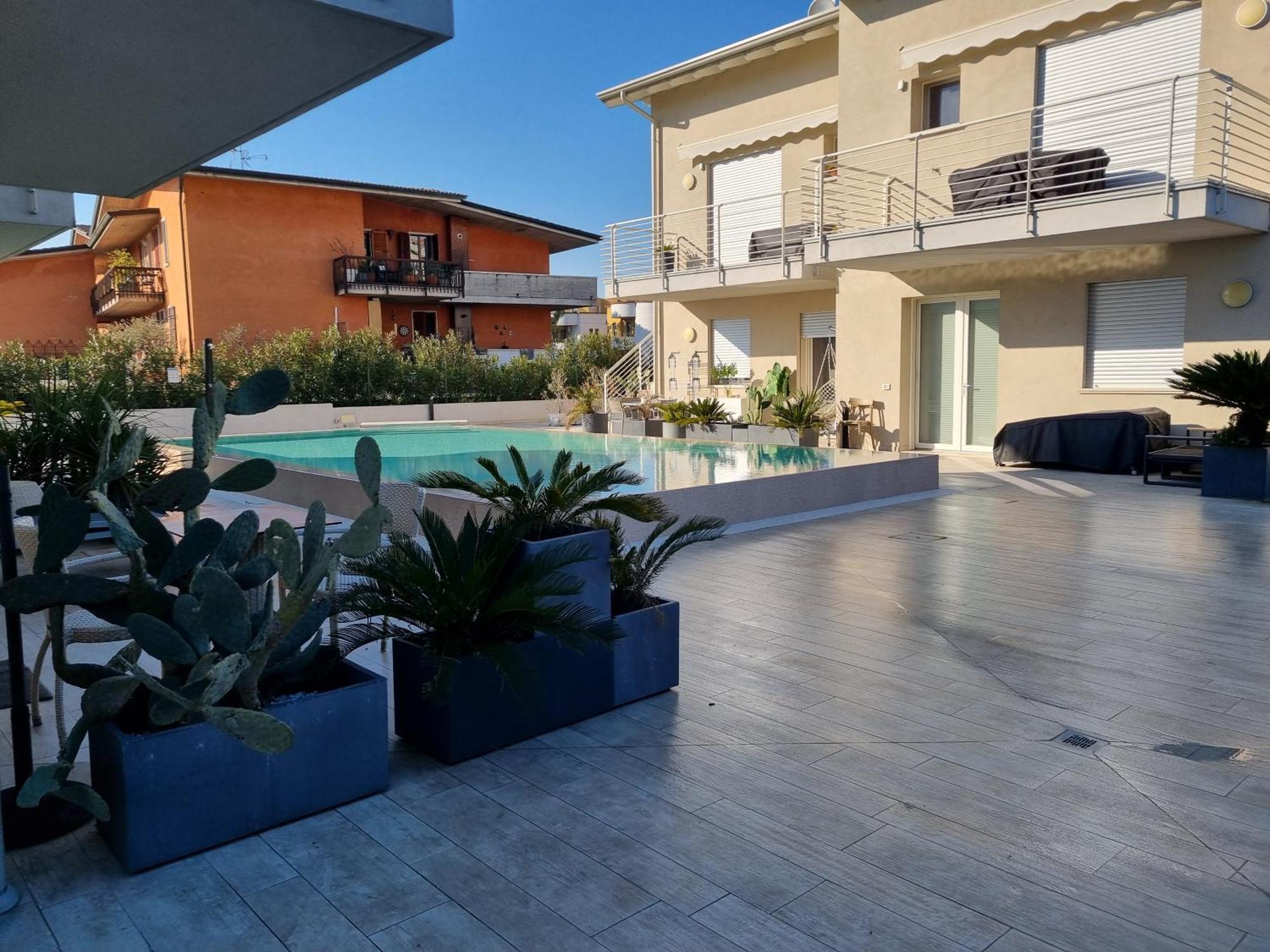 Aura Mura Peschiera del Garda Bagian luar foto
